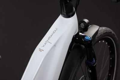 Cube Kathmandu Hybrid Deluxe Pro 800 metallicwhite'n'chrome Gr&ouml;&szlig;e: Trapeze 58 cm Produktbild 1